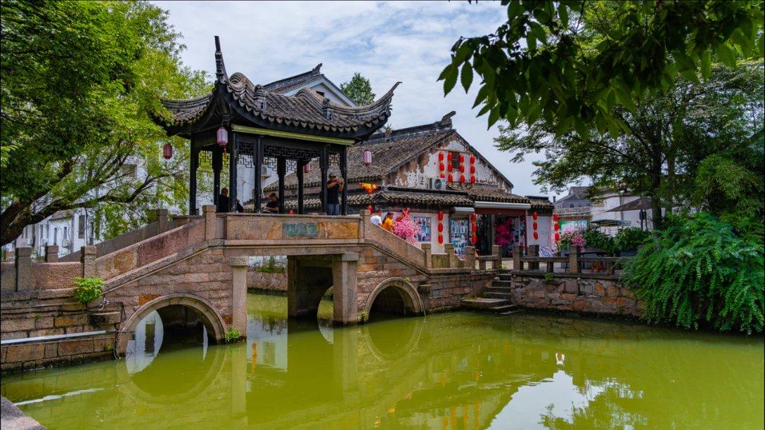 宋轶探亲之旅遇争议!表嫂抱娃照引爆网络,肤白貌美的女主出现了