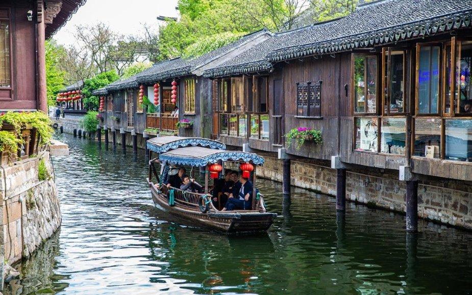 龙腾虎跃、鱼跃龙门，形容词都不够用了，西湖景区龙形花灯出圈